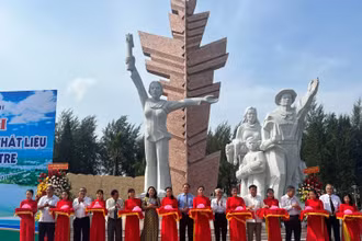 Lãnh đạo tỉnh Bến Tre cắt băng khánh thành công trình nâng cấp, chuyển chất liệu tượng đài Đồng Khởi Bến Tre. 