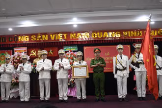 Đại tá Trần Phòng, Phó Giám đốc Công an Đà Nẵng trao tặng Huân chương Chiến công hạng Ba cho Công an quận Sơn Trà.