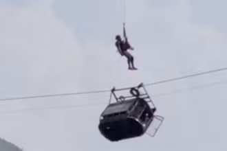 Giải cứu các học sinh mắc trong cáp treo. (Nguồn: CNN)
