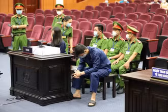 Bị cáo Nguyễn Kim Trung Thái cúi mặt tại phiên toà sáng 28/4.