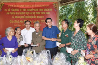 Đồng chí Võ Văn Dũng (áo xanh, giữa), Phó Trưởng ban Thường trực Ban Nội chính Trung ương, tặng quà các gia đình chính sách tại huyện Hồng Dân (Bạc Liêu).