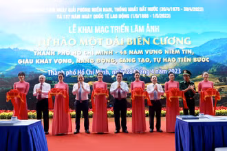 Đồng chí Nguyễn Trọng Nghĩa, Bí Thư Trung ương Đảng Trưởng Ban Tuyên giáo Trung ương và các đại biểu cắt băng khai mạc tại buổi lễ.