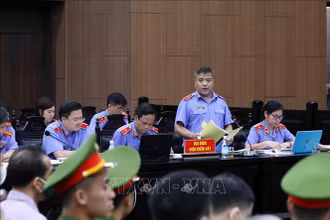 Đại diện Viện Kiểm sát công bố bản cáo trạng đối với các bị cáo. (Ảnh: Phạm Kiên/TTXVN)