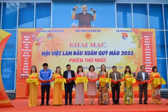 Lãnh đạo Sở Lao động-Thương binh và Xã hội tỉnh Quảng Ngãi và các đơn vị phối hợp thực hiện nghi thức khai mạc Hội việc làm Xuân Quý Mão 2023.