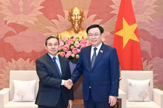 Chủ tịch Quốc hội Vương Đình Huệ và Đại sứ Lào Sengphet Houngboungnuang.
