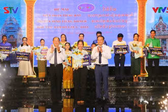 Trao giải Nhất Liên hoan cho thí sinh Lý Kim Quyên.