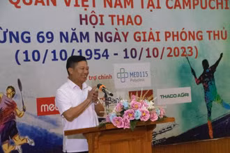 Đại sứ Nguyễn Huy Tăng phát biểu khai mạc hội thao.