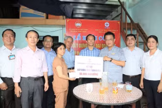 EVNCPC trao tiền hỗ trợ xây dựng nhà tình nghĩa tại Đà Nẵng năm 2022.