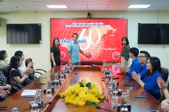 Các đại biểu ấn nút khởi động Cuộc thi trắc nghiệm tìm hiểu "Quảng Ninh 60 năm xây dựng và phát triển".