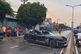 Xe ô-tô gây tai nạn biến dạng.