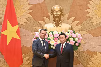 Chủ tịch Quốc hội Vương Đình Huệ chào mừng Phó Chủ tịch thứ nhất Hội đồng Liên bang Nga Andrey Yastkin thăm và làm việc tại Việt Nam.