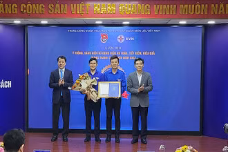 Đại diện ban tổ chức trao giải nhất tặng nhóm tác giả trẻ đến từ Đoàn Khối Doanh nghiệp Trung ương.
