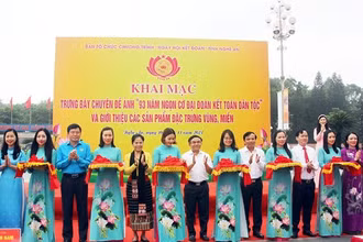 Cắt băng khai mạc trưng bày chuyên đề ảnh và giới thiệu các sản phẩm đặc trưng vùng, miền.