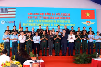 Các đại biểu Việt Nam và Hoa Kỳ chụp ảnh lưu niệm tại buổi lễ.