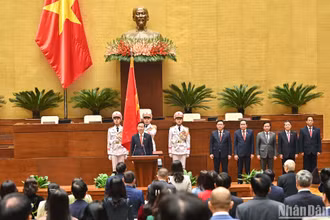 Đúng 10 giờ, tại phòng họp Diên Hồng (Nhà Quốc hội), Chủ tịch nước Võ Văn Thưởng thực hiện nghi lễ tuyên thệ nhậm chức. 