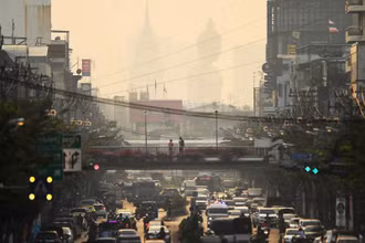 Một bức tượng Phật khổng lồ ở Thủ đô Bangkok hầu như không thể nhìn thấy do ô nhiễm không khí nặng nề hôm 3/1. (Ảnh: Reuters)