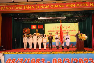 Thượng tướng Trần Quốc Tỏ, Thứ trưởng Công an trao Huân chương Bảo vệ Tổ quốc hạng Nhì tặng Hội Phụ nữ Công an nhân dân.