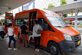 Tuyến xe bus 109 (Bến xe bus Sài Gòn-Sân bay Tân Sơn Nhất) phục vụ đưa đón hành khách tại sân bay Tân Sơn Nhất 24/24 giờ trong dịp cao điểm Tết.