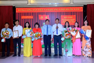 Ban tổ chức “Giải Cờ đỏ” trao giải B cho các tác giả có tác phẩm đạt giải.