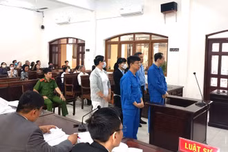 Các bị cáo tại phiên xét xử.