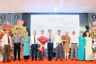 Ông Hoàng Nam - Phó Chủ tịch Ủy ban nhân dân tỉnh Quảng Trị - và bà Mellissa Bishop - Phó Đại sứ Hoa Kỳ tại Việt Nam - tặng hoa chúc mừng Ban chấp hành Hội Hữu nghị Việt Nam-Mỹ.