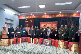 Đồng chí Trần Tuấn Anh trao quà tặng cán bộ, chiến sĩ và nhân dân trên địa bàn.