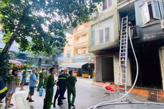 Lực lượng chức năng có mặt dập tắt hoàn toàn đám cháy.