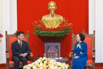Thường trực Ban Bí thư Trương Thị Mai tiếp Chủ tịch Đảng Dân chủ Lập hiến Nhật Bản Izumi Kenta. (Ảnh: Phương Hoa/TTXVN)