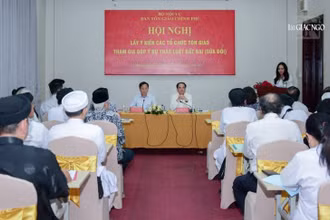 Thứ trưởng Bộ Nội vụ Vũ Chiến Thắng (bên phải) chủ trì “Hội nghị lấy ý kiến các tổ chức tôn giáo tham gia góp ý dự thảo Luật Đất đai (sửa đổi)”.