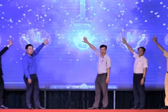 Đại diện Trung ương Hội Liên hiệp Thanh niên Việt Nam, Ủy ban An toàn giao thông quốc gia và các đơn vị liên quan thực hiện nghi lễ phát động Chiến dịch. 