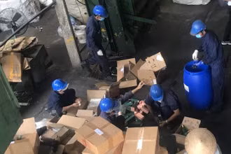 Kiểm đếm lô thuốc lá nhập lậu trước khi tiêu huỷ.