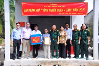 Đại tá Trần Văn Trai, Phó Tư lệnh Bộ Tư lệnh Thành phố Hồ Chí Minh cùng chính quyền địa phương bàn giao nhà tình nghĩa Quân-Dân. (Ảnh: Hữu Tân)
