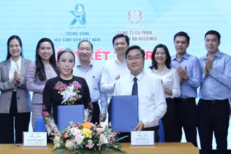 Đại diện Trung ương Hội Sinh viên Việt Nam và Công ty Cổ phần Tập đoàn KN Holdings trao biên bản ký kết tại buổi lễ. 