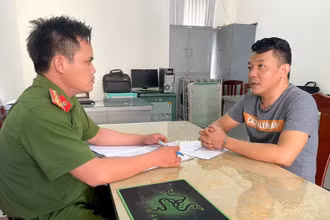 Điều tra viên lấy lời khai của Nghĩa vào chiều 4/2.