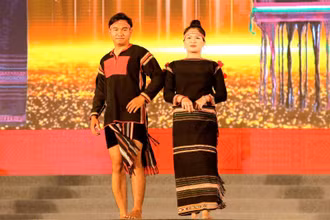 Trình diễn trang phục của dân tộc Ê-đê.