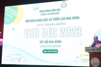 Giáo sư, Tiến sĩ Lê Ngọc Thành, Hiệu trưởng Trường đại học Y dược phát biểu khai mạc VNU DEC 2023.