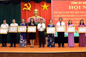 Phó Bí thư Thường trực Tỉnh ủy Hồ Thanh Sơn trao Bằng khen cho các đơn vị có thành tích xuất sắc.