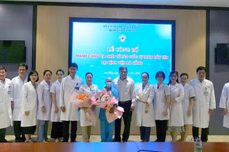 Ban giám đốc Bệnh viện Đà Nẵng tặng hoa chúc mừng bệnh nhân hồi phục sau ca ghép tế bào gốc tự thân.