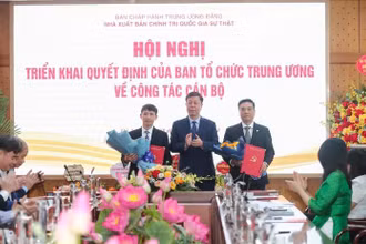 Đồng chí Vũ Trọng Lâm, Giám đốc-Tổng Biên tập Nhà xuất bản Chính trị Quốc gia Sự thật (đứng giữa) thừa ủy quyền của Lãnh đạo Ban Tổ chức Trung ương trao Quyết định bổ nhiệm các chức danh Phó Giám đốc, Phó Giám đốc - Phó Tổng Biên tập Nhà xuất bản Chính trị quốc gia Sự thật.