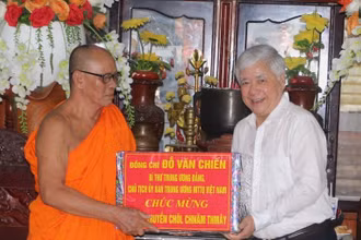 Đồng chí Đỗ Văn Chiến thăm, chúc mừng Hội Đoàn kết sư sãi yêu nước tỉnh Bạc Liêu.