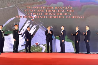 Phó Thủ tướng Trần Lưu Quang và các đại biểu nhấn nút thực hiện nghi thức khánh thành giai đoạn 1 công trình hồ thủy lợi Ea H’leo 1.