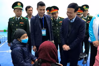 Đồng chí Võ Văn Thưởng và đoàn đại biểu động viên đội ngũ y, bác sĩ thực hiện nhiệm vụ và nhân dân đến khám chữa bệnh, cấp thuốc miễn phí. 