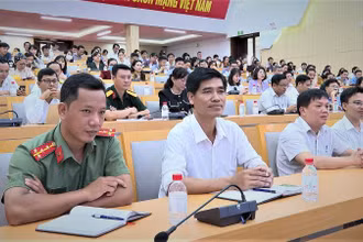 Các đại biểu dự hội nghị tập huấn kỹ năng viết bài chính luận bảo vệ nền tảng tư tưởng của Đảng.