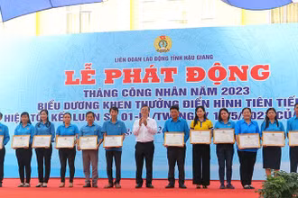 Biểu dương các tập thể điển hình trong học tập và làm theo tư tưởng, đạo đức, phong cách Hồ Chí Minh.
