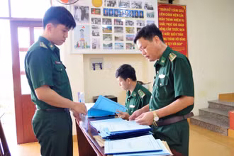 Kiểm tra hệ thống các văn kiện về công tác huấn luyện chiến đấu.
