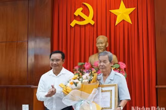Bí thư Tỉnh ủy Long An Nguyễn Văn Được trao Huy hiệu 60 năm tuổi Đảng cho đồng chí Phạm Thanh Phong.