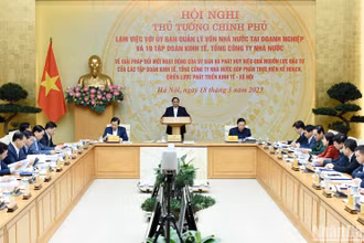 Thủ tướng Phạm Minh Chính và các Phó Thủ tướng Lê Minh Khái, Trần Hồng Hà chủ trì buổi làm việc. 