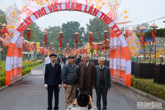 Mặc dù trời mưa nhẹ nhưng sự kiện vẫn thu hút đông đảo người tham gia. 