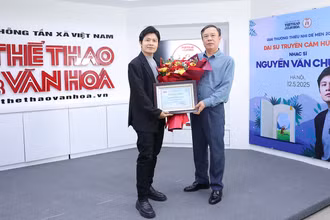 Tổng Biên tập Báo Thể thao và Văn hóa Nguyễn Thiện Thuật trao hoa và Bằng chứng nhận Đại sứ truyền cảm hứng cho Nhạc sĩ Nguyễn Văn Chung. (Ảnh: Ban tổ chức) 
