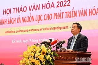 Đồng chí Nguyễn Trọng Nghĩa đọc tham luận tại Hội thảo. (Ảnh: DUY LINH)